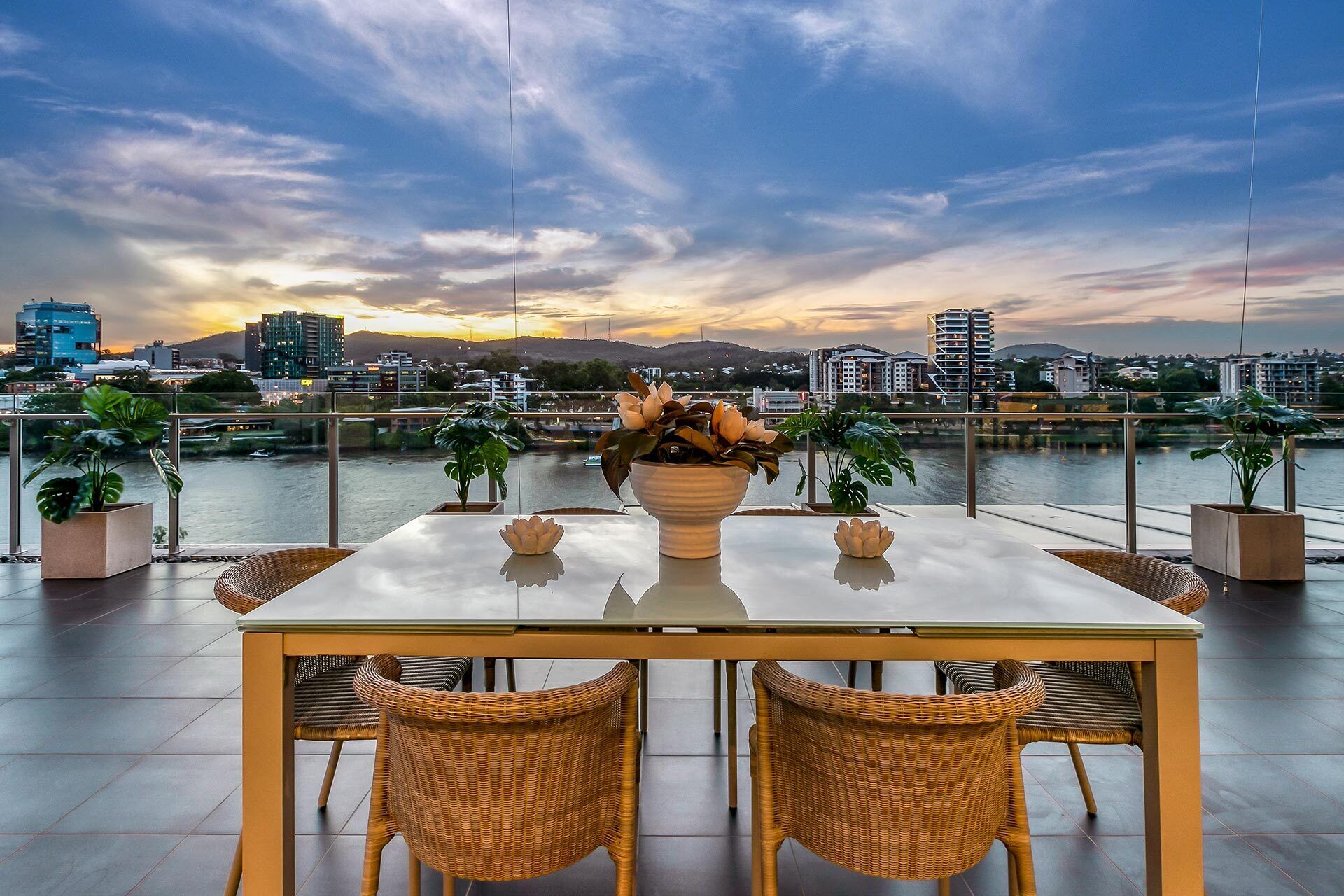 Stunning Waterfront Penthouse 3-bed/4-bed Luxury