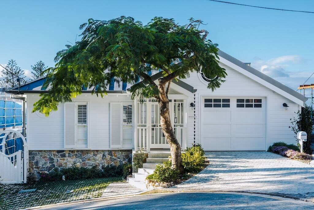 Burleigh Hamptons 3 Levels , Surf Views, Pool, 50m to Beach