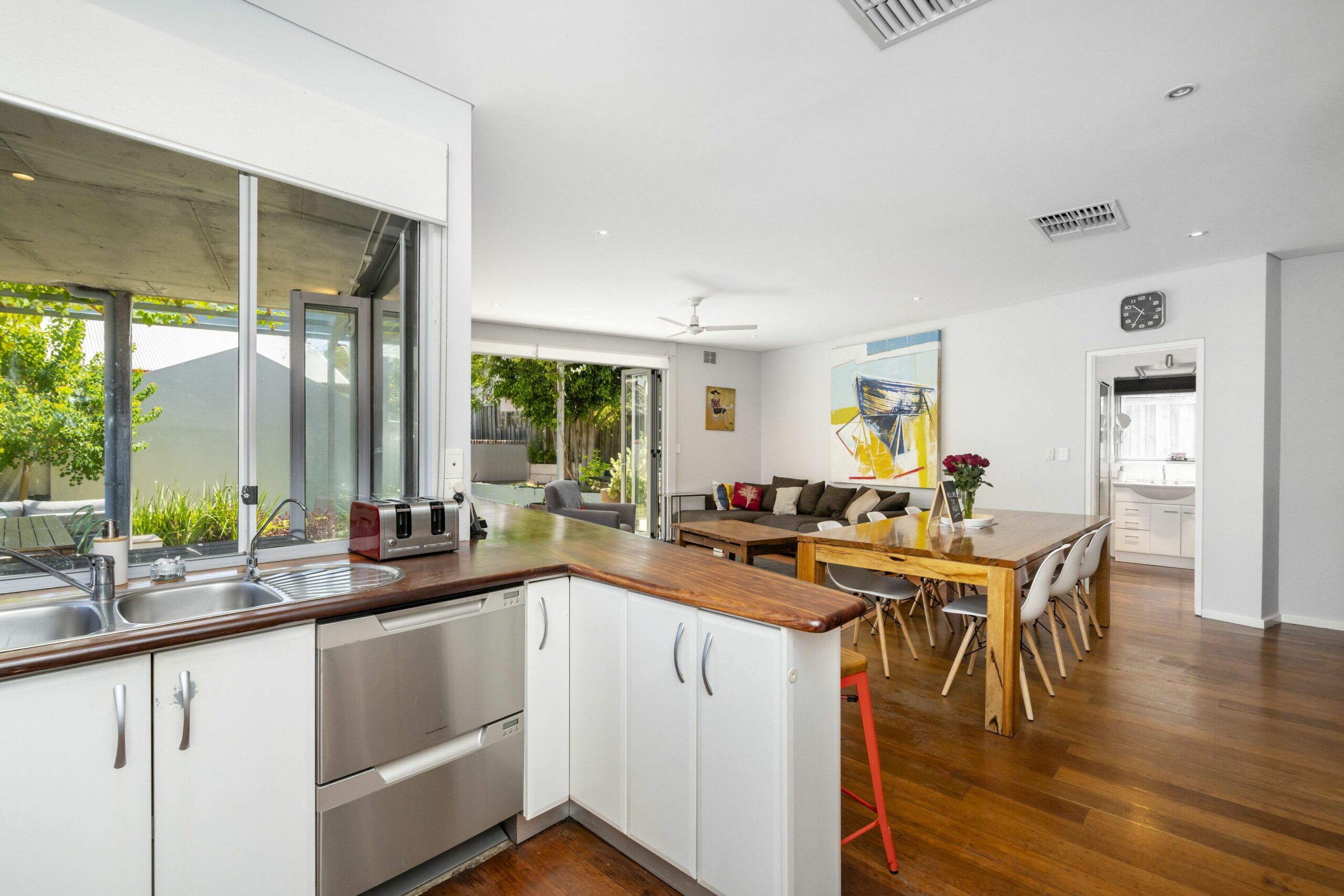 Outdoor Oasis With Views! Walk to Freo, Beach, Cafes & More..