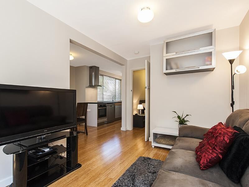 Stylish Modern Ground Floor Apartment With Courtyard - Near to Scgh & UWA