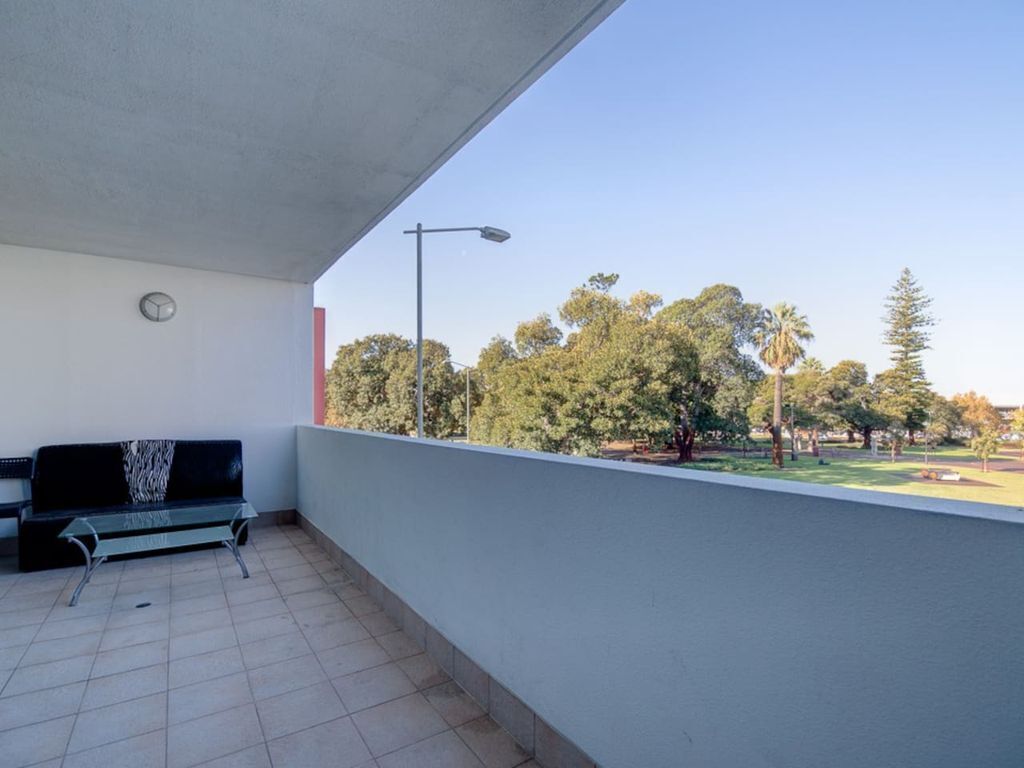 ? City Views on the Balcony With 2 Bedroom + 1 Car Bay Aswell as Netflix & Stan