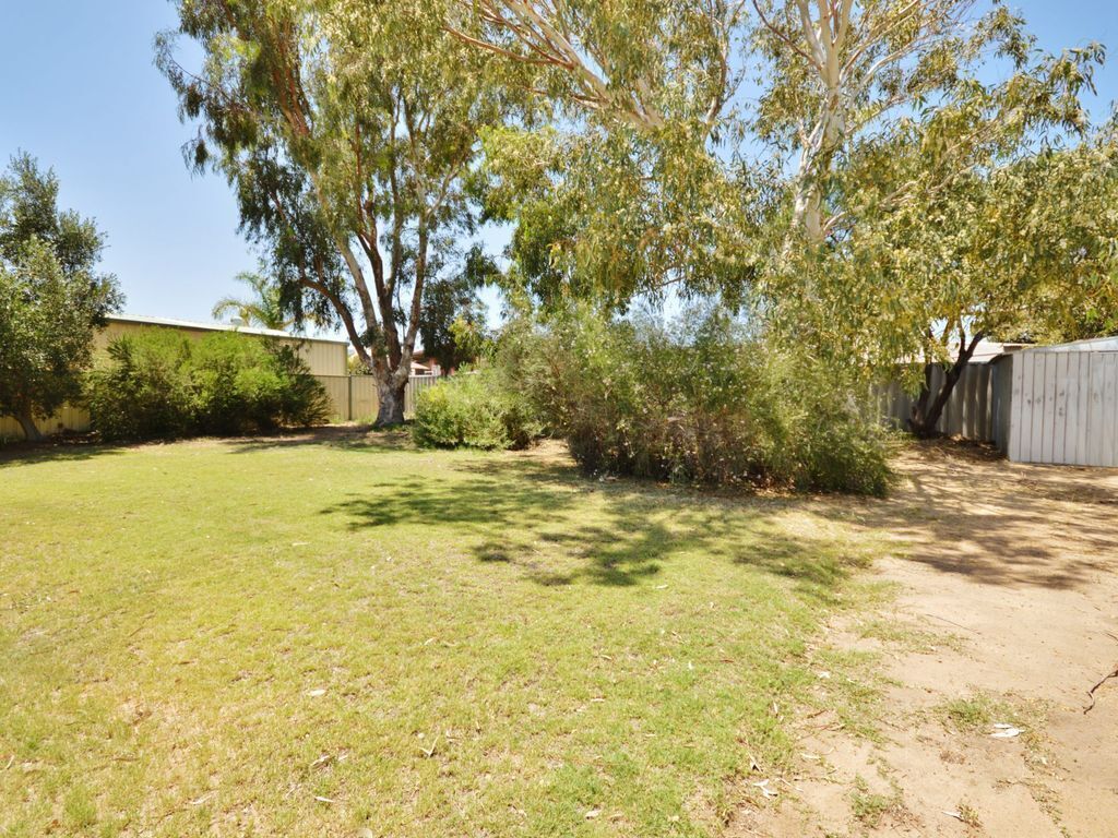 Only 5 Mins From Blue Holes Beach + Bonus Free Wifi is Available