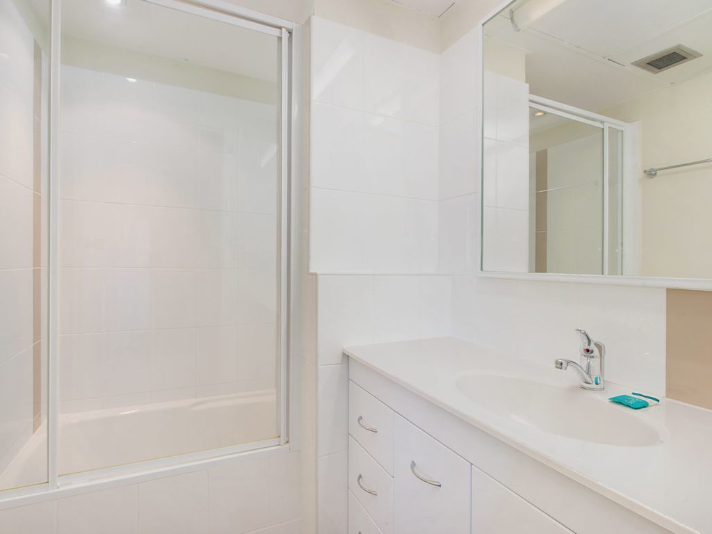 Kooringal Unit 3 - Wi-Fi included in this  apartment right on Greenmount Beach Coolangatta