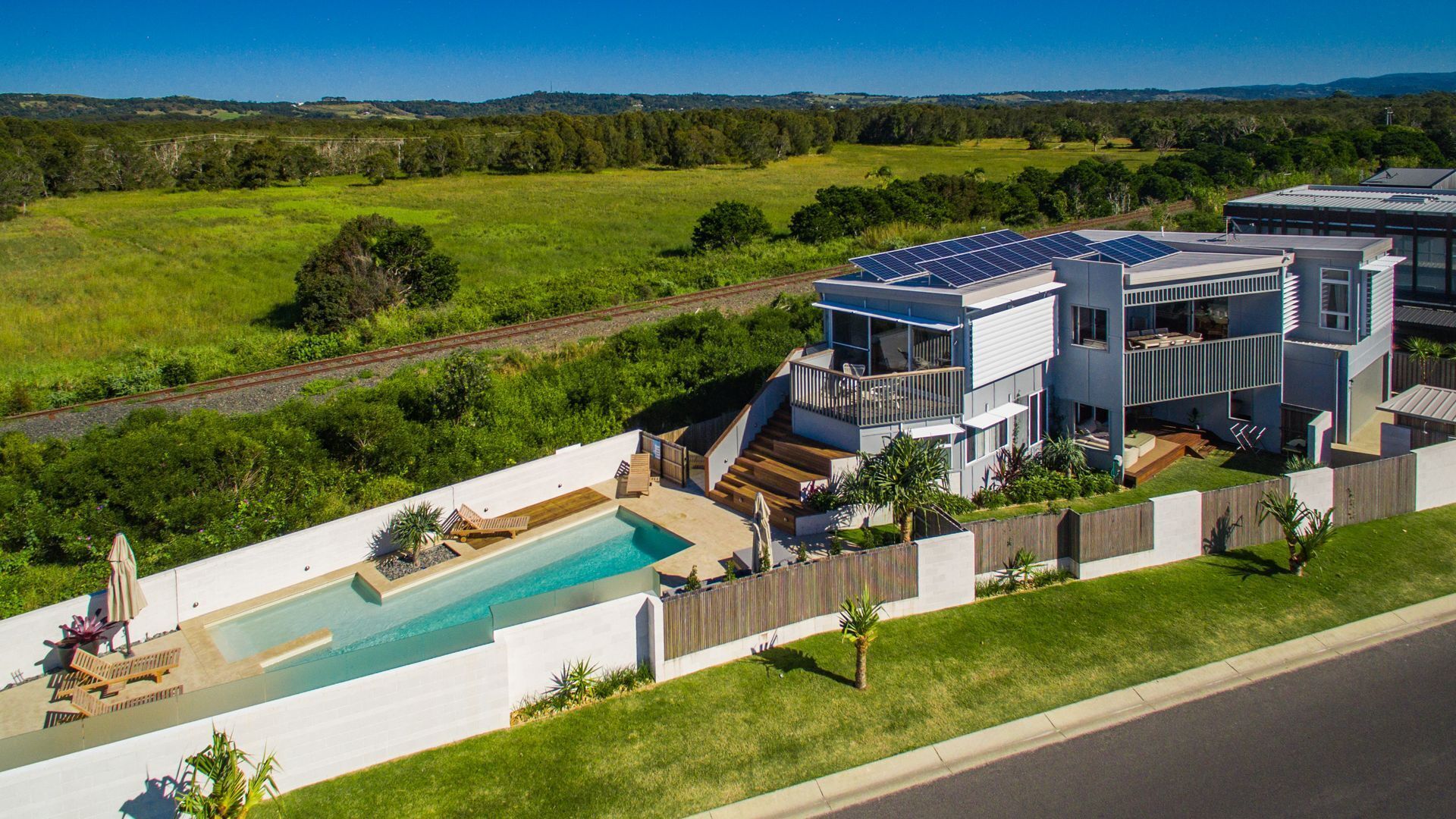 A Perfect Stay Bluewater House - Beachfront Belongil, Heated Pool