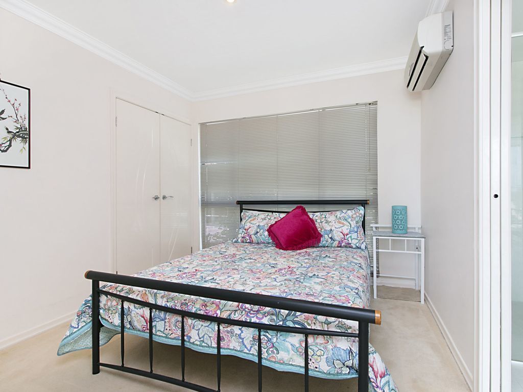 1/21 Petrie Street Within minutes walk you will enjoy the beautiful beaches of Rainbow Bay, Snapper
