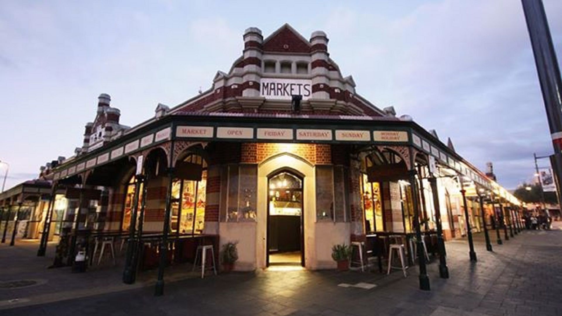 Large Historic Inner City Fremantle Apartment