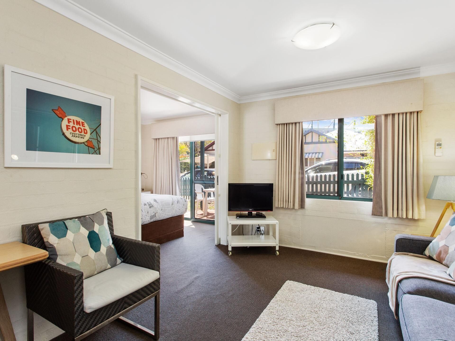 Subiaco Village With Pool, BBQ & spa - Free Parking and Wifi - one Bedroom