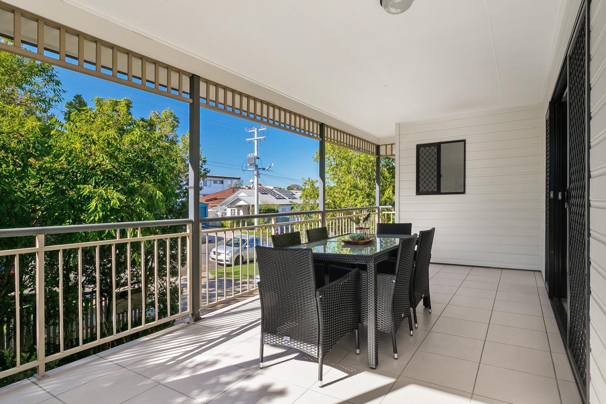 Family-size Duplex In Quiet Neighbourhood