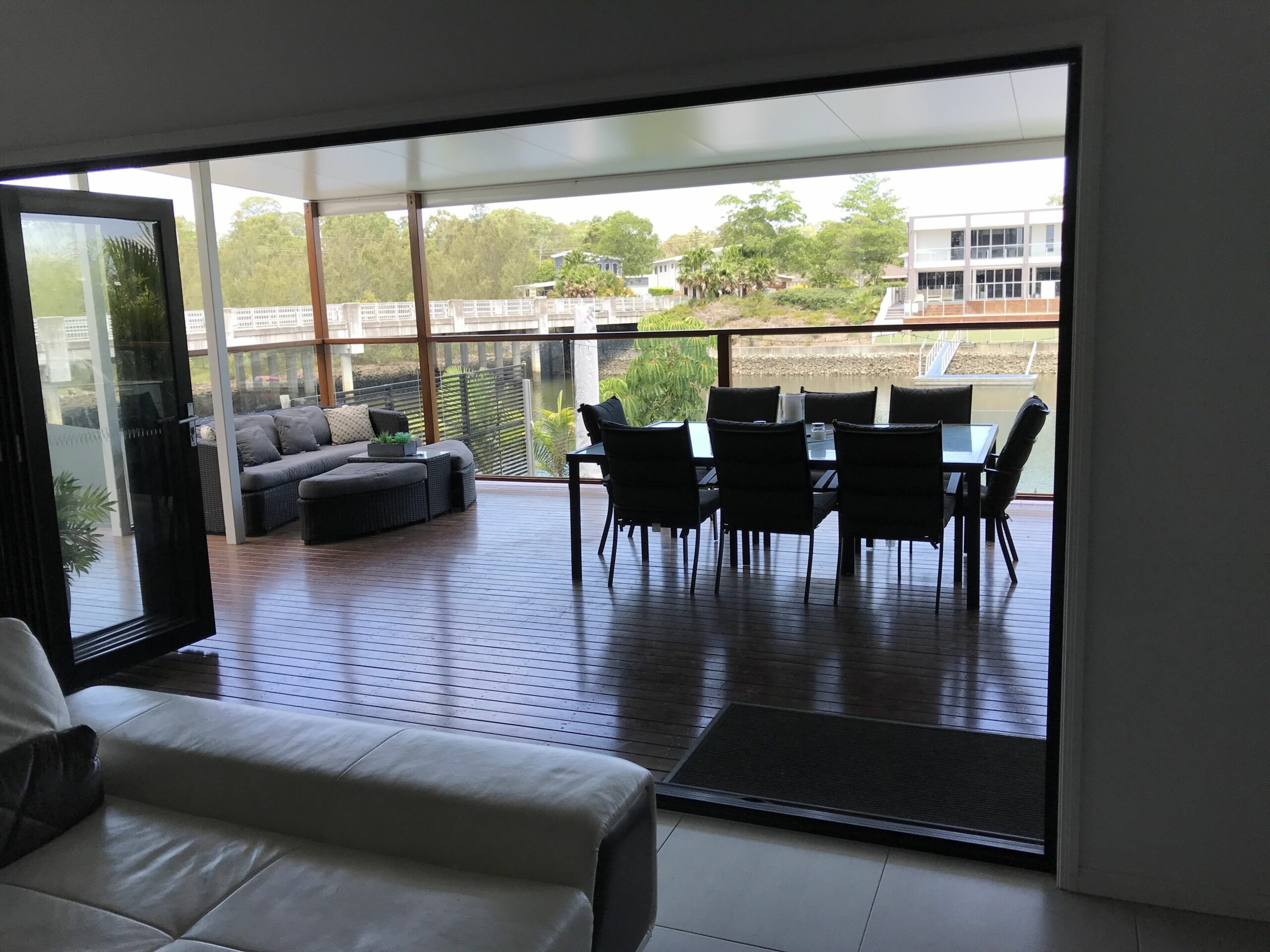 Luxury 5 Bedroom Waterfront Home - 10mins to themeparks & Comm Games transport