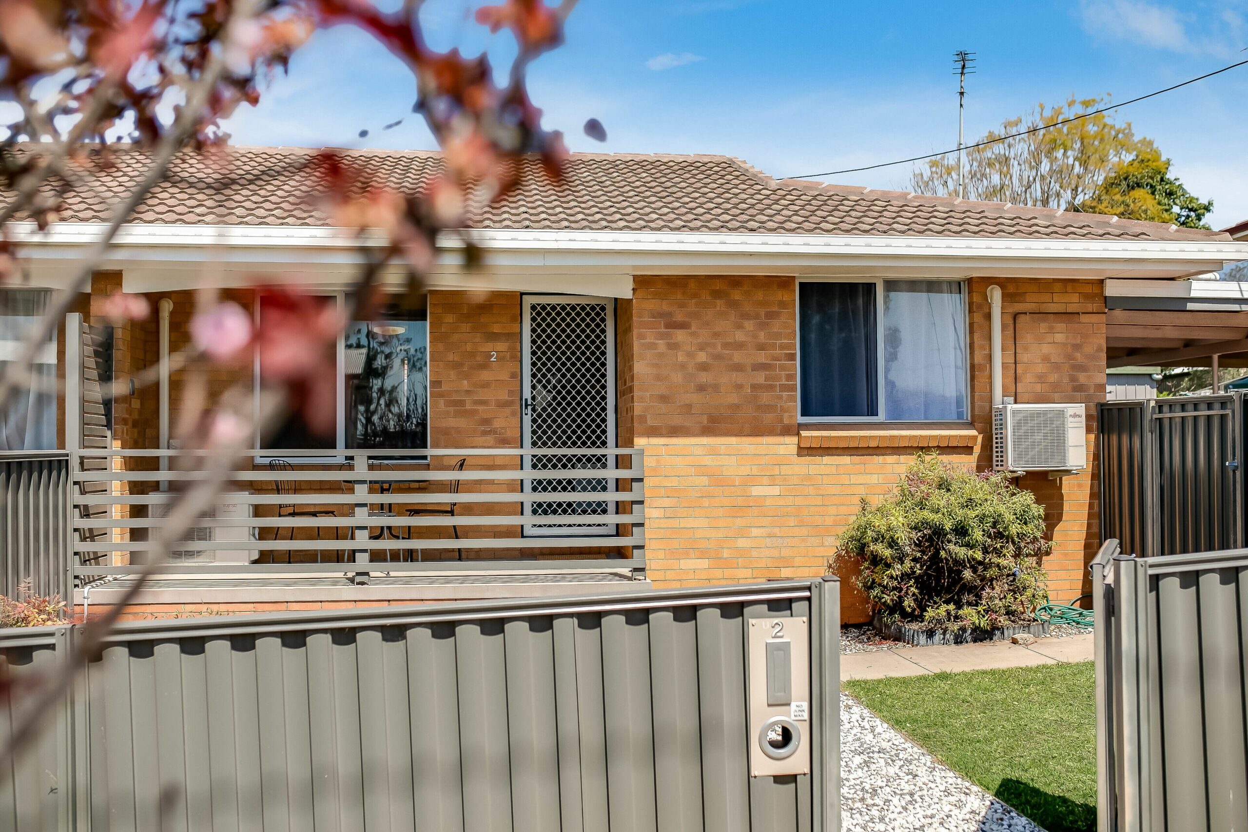 The Cowhide Cabin - AC/heat, courtyard, comfy beds, quiet family accommodation