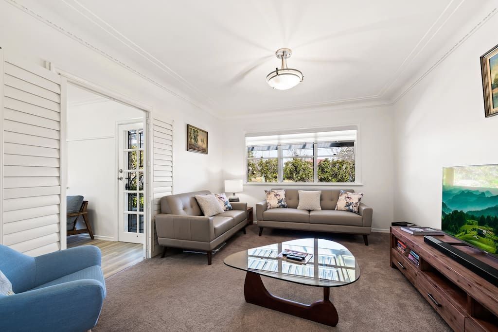 Viola House on Rangeville - Immaculate Home - Close to Picnic Point & Shops