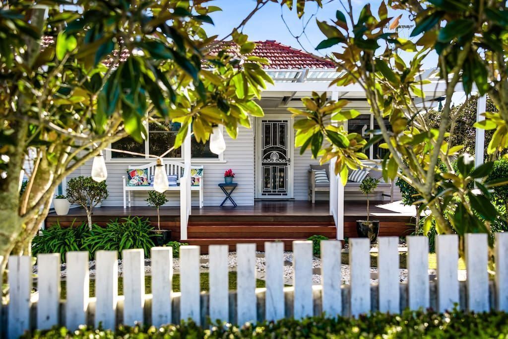 Viola House on Rangeville - Immaculate Home - Close to Picnic Point & Shops