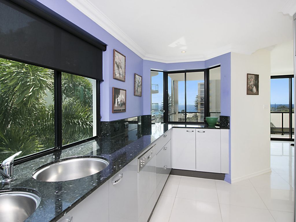 1/21 Petrie Street Within minutes walk you will enjoy the beautiful beaches of Rainbow Bay, Snapper