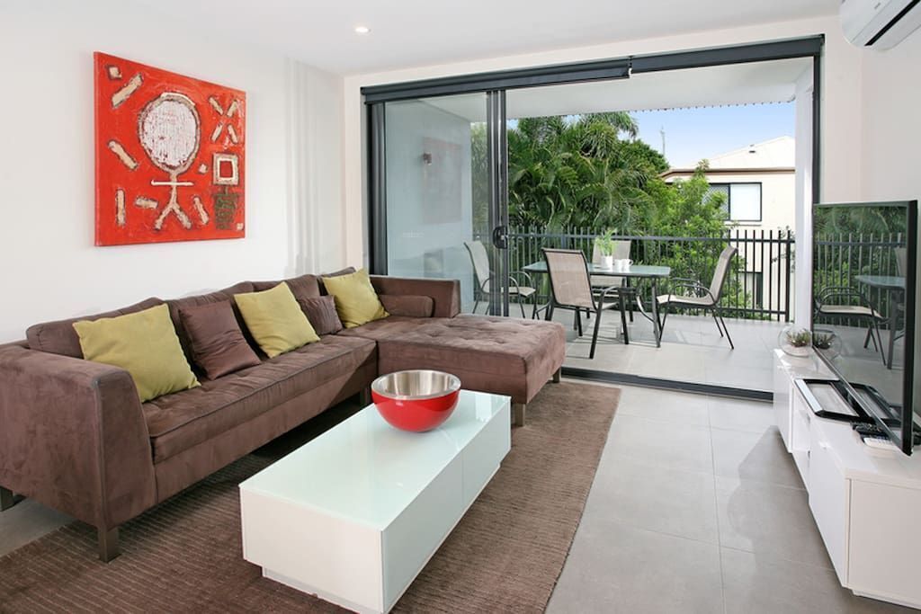 Executive 3BR Bulimba Apartment With Leafy Outlook