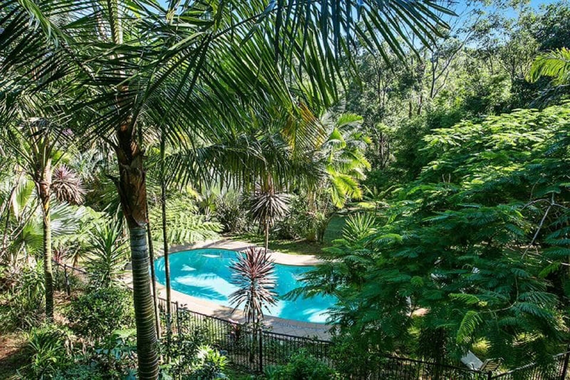 Private serene spacious large house with swimming pool, near Byron Bay