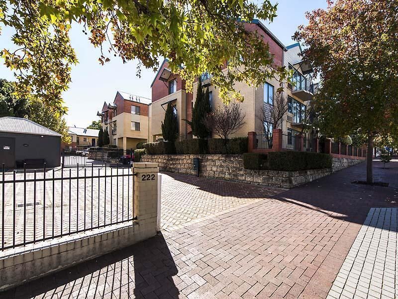 Subiaco Village With Pool, BBQ & spa - Free Parking and Wifi - one Bedroom