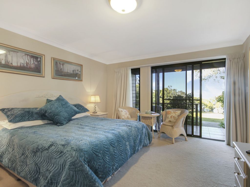 Macleay Island Luxurious Beachfront Apartment, Pool, Canoe, Bikes, Fishing, Golf