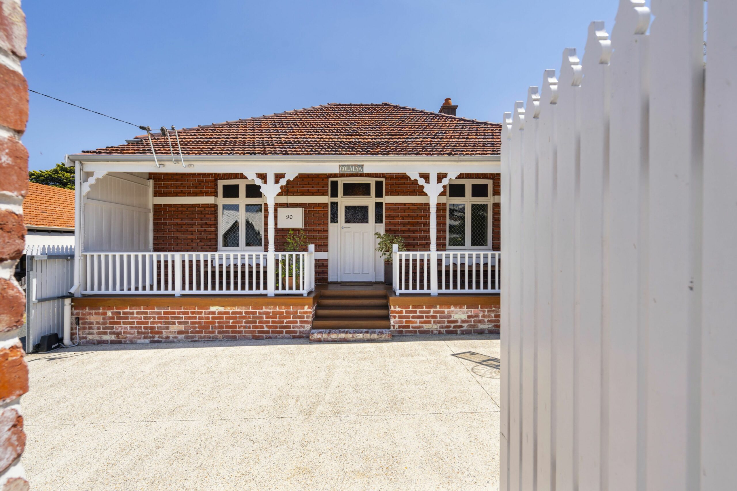 Outdoor Oasis With Views! Walk to Freo, Beach, Cafes & More..