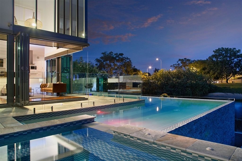 Elite Holiday Homes Lumiere` Broadbeach Surrounded By Water