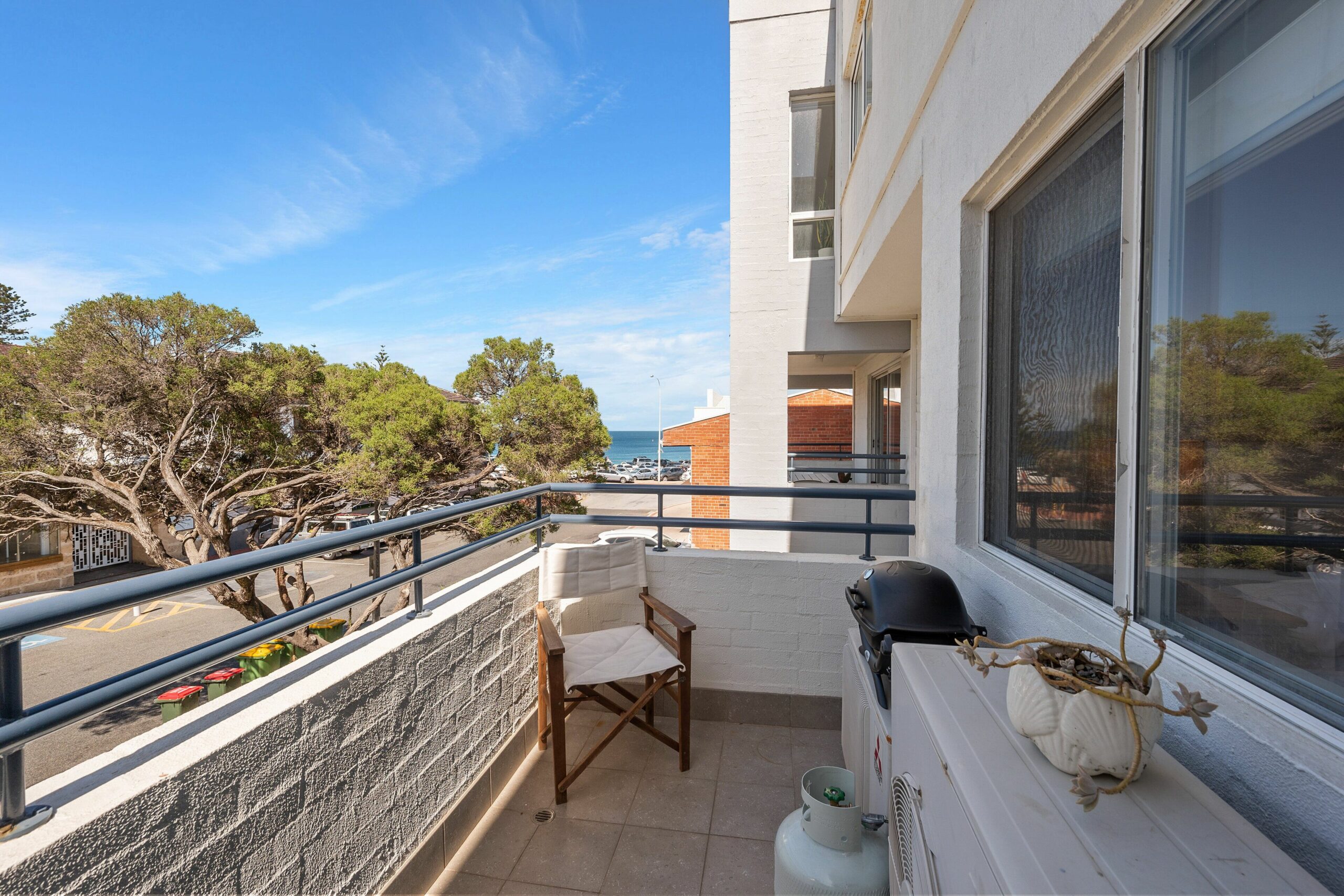 Katy's Aptmt With Ocean Views and 2 min Walk to Cottesloe Beach