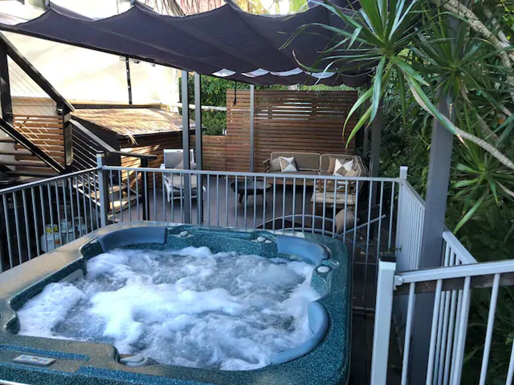 Riverside luxury, hot tub, cinema room, Dreamworld, Movie World