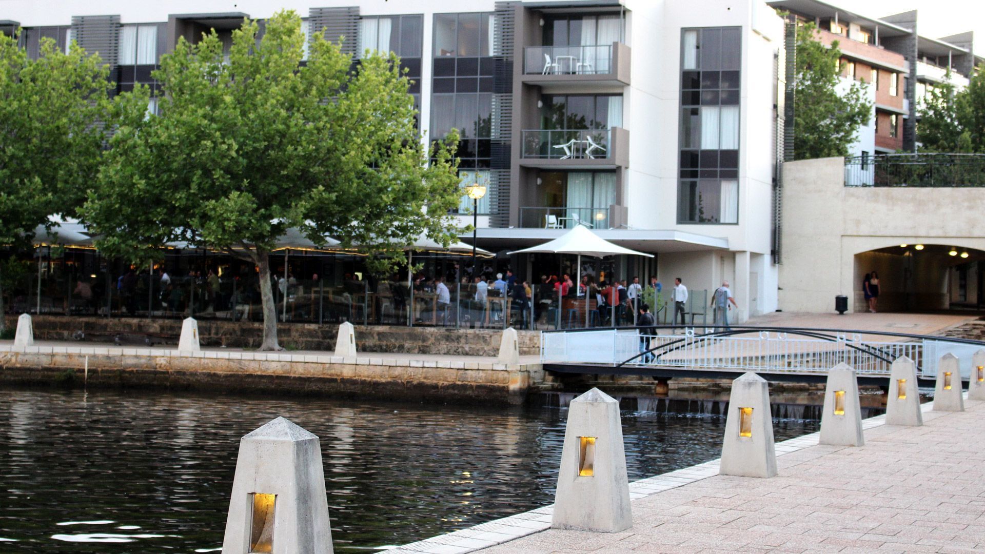 E.Perth riverside T/House 150m to Shops & Eats.