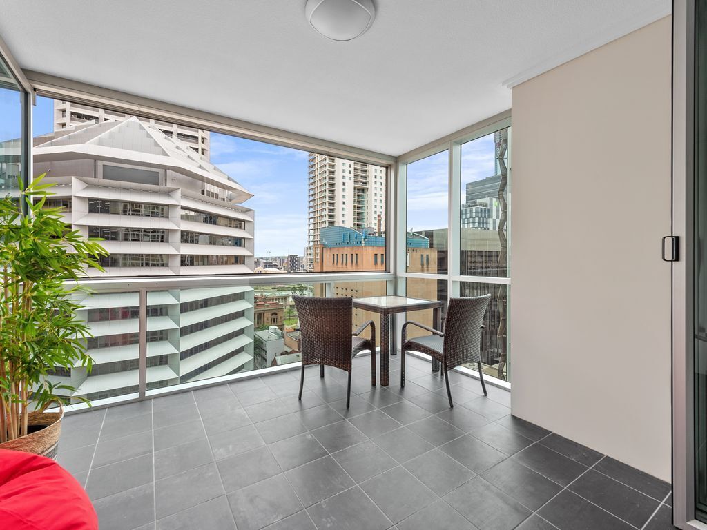 Heart of the CBD ~ 1bed/1bath/balcony/free Parking