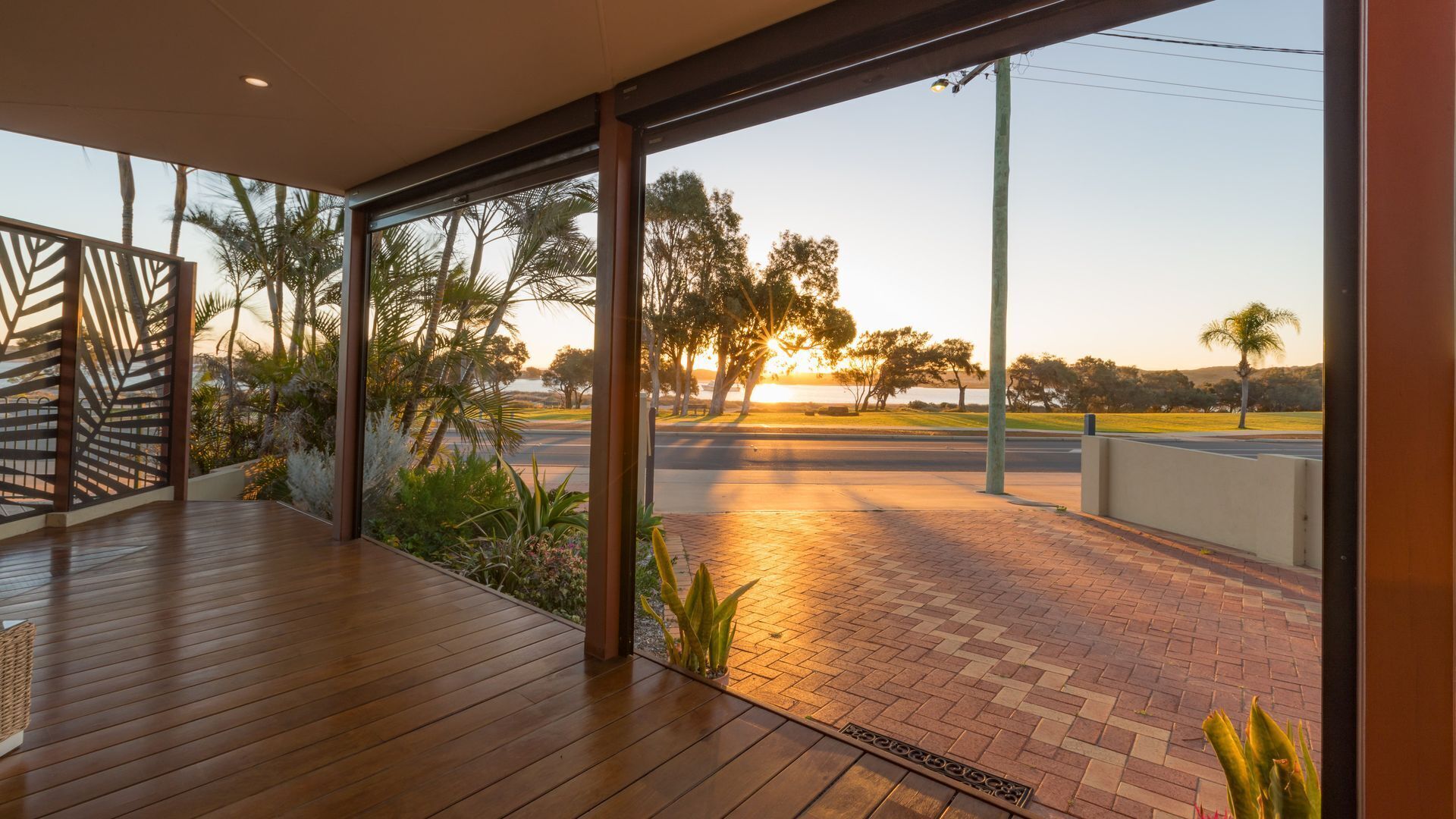 STARBOARD VIEWS: Riverfront Apartment