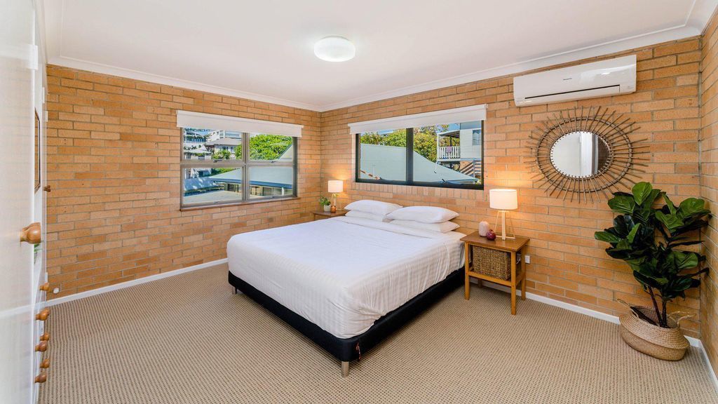 Burleigh Unit 1 Opposite the Beach. Linen and Free Wifi