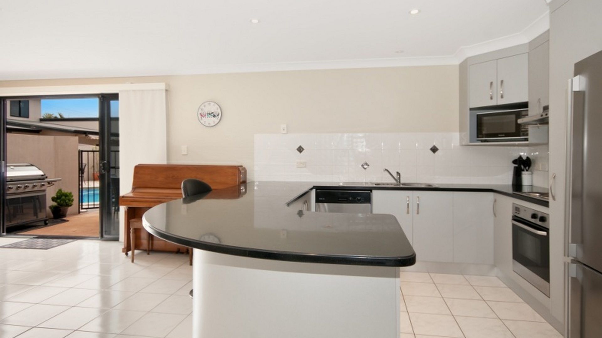 MAP1/21- THREE BEDROOM TOWNHOUSE WITH FREE WIFI + SWIMMING POOL + FOXTEL