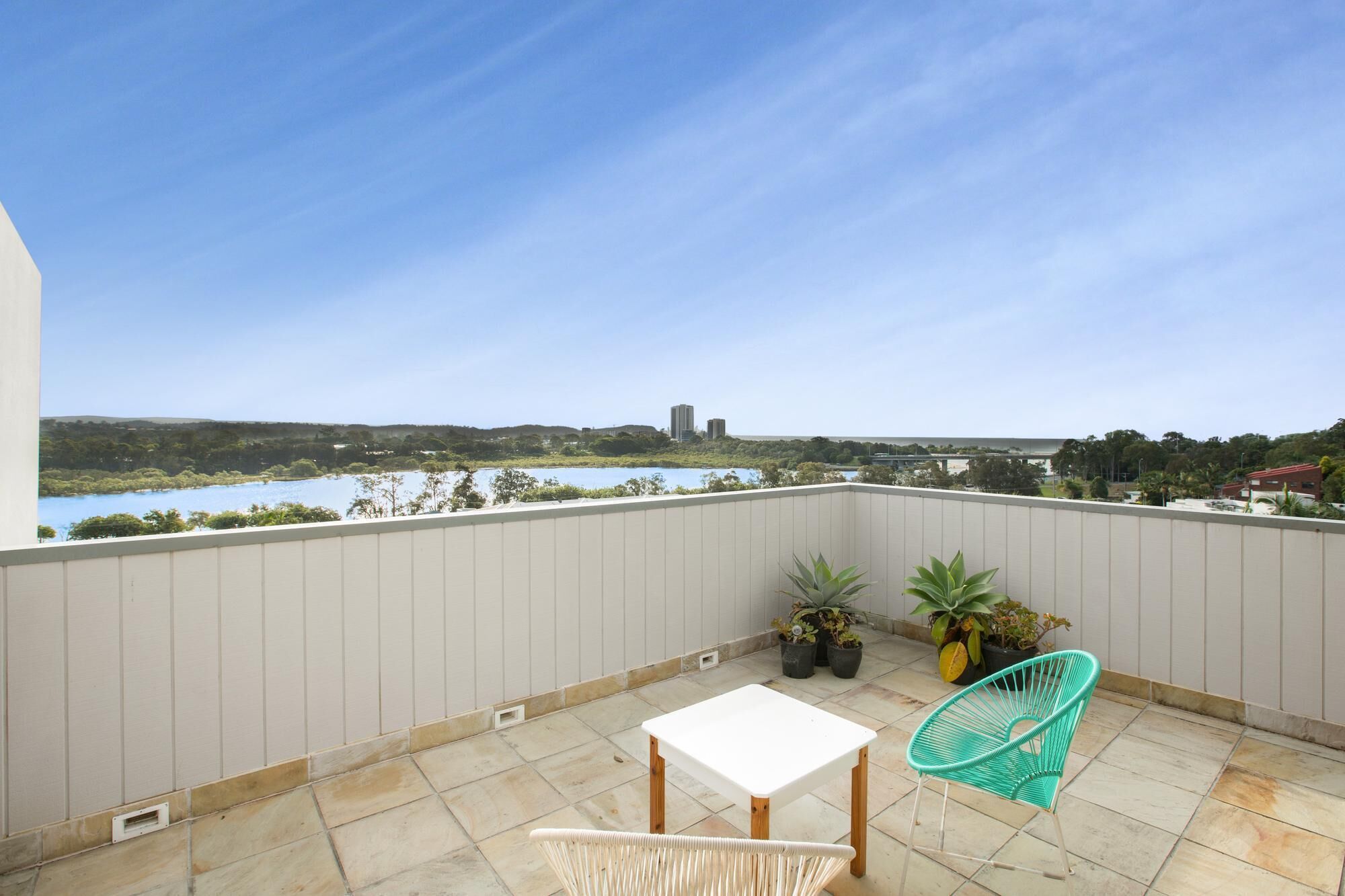 Family House With BBQ Deck, Water View and Parking