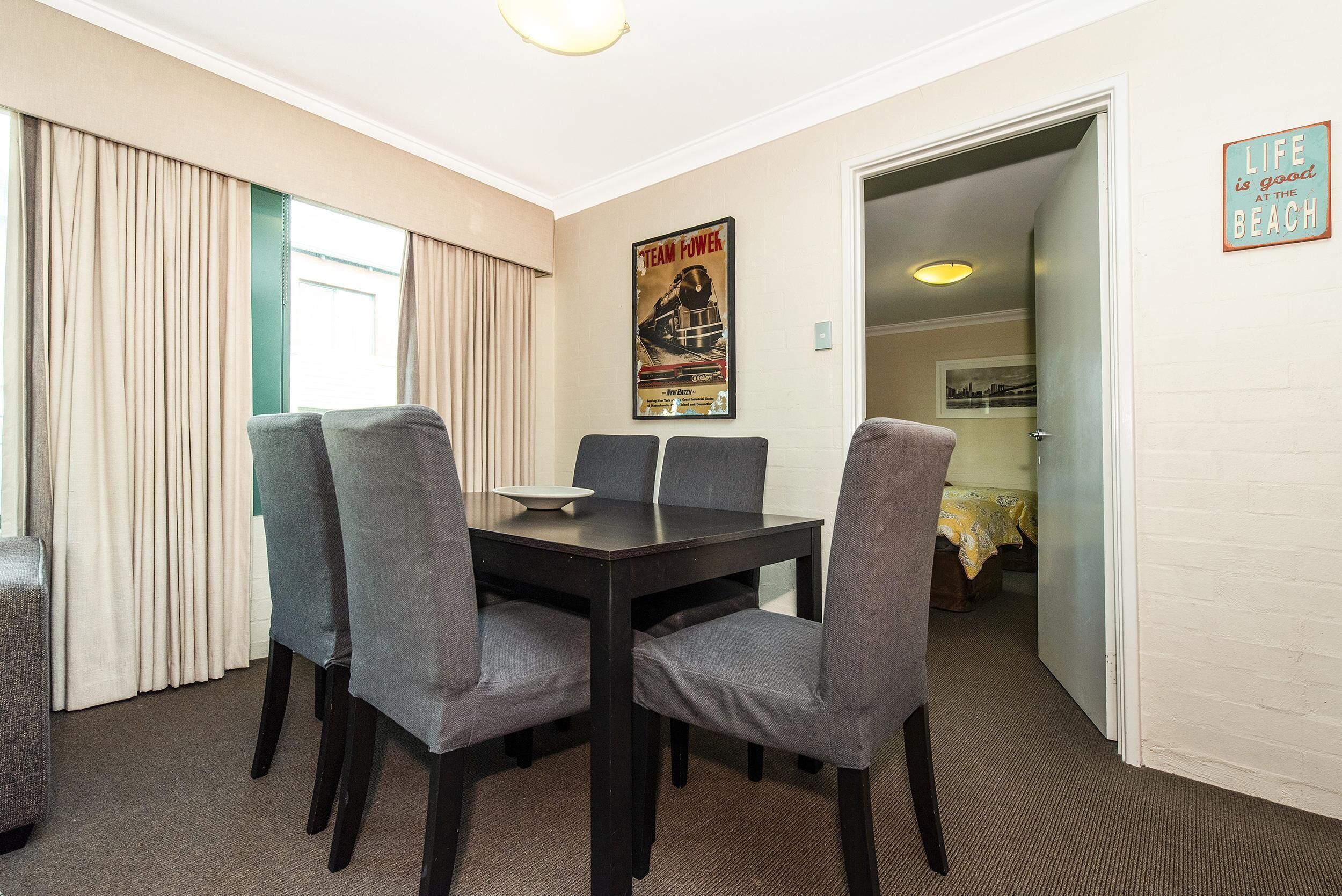 Subiaco Village With Pool, BBQ & spa - Free Parking and Wifi - 3 Bedroom 2 Bathrooms