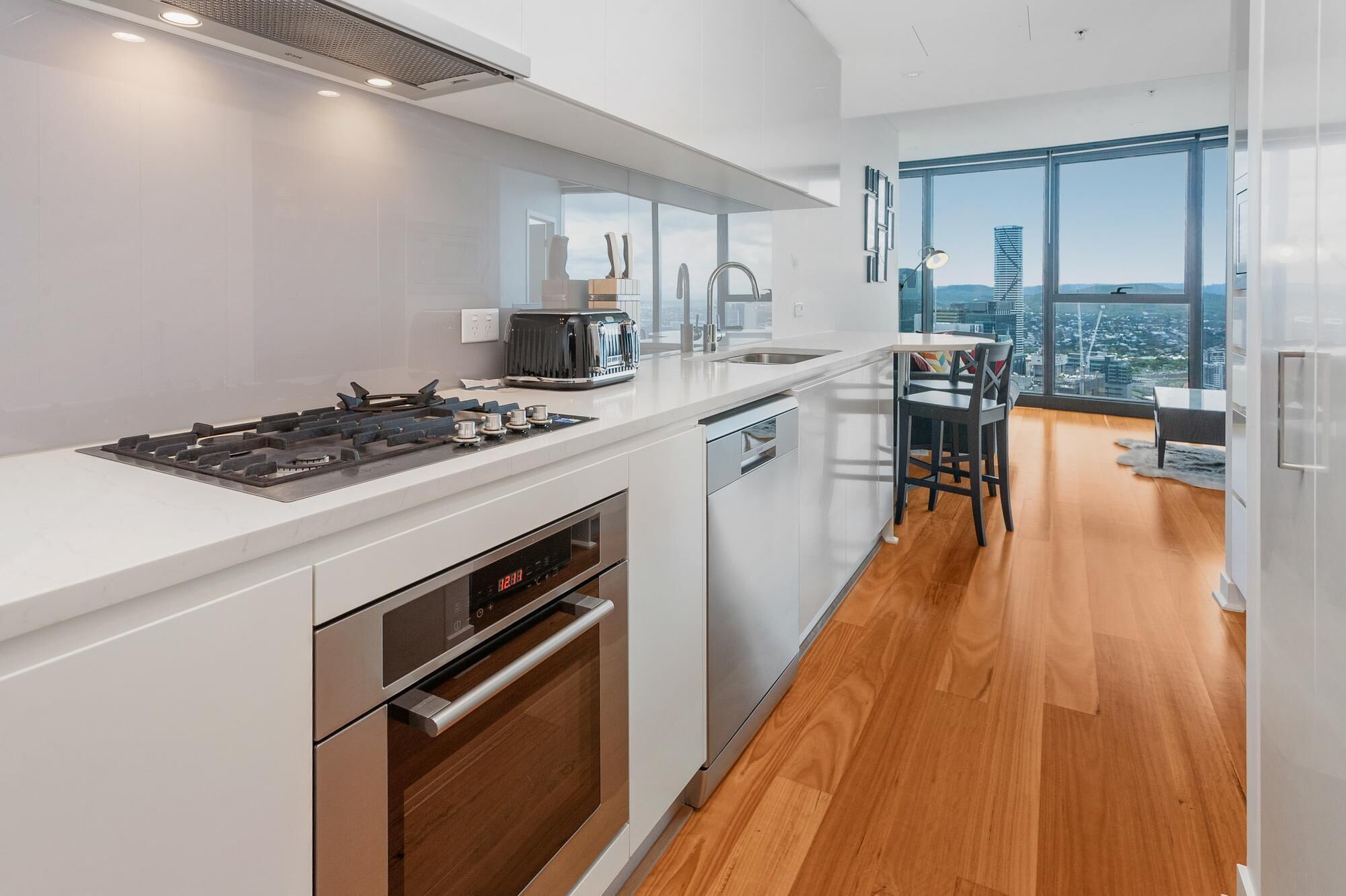 2-bed With Panoramic Views in The Heart of Brissie