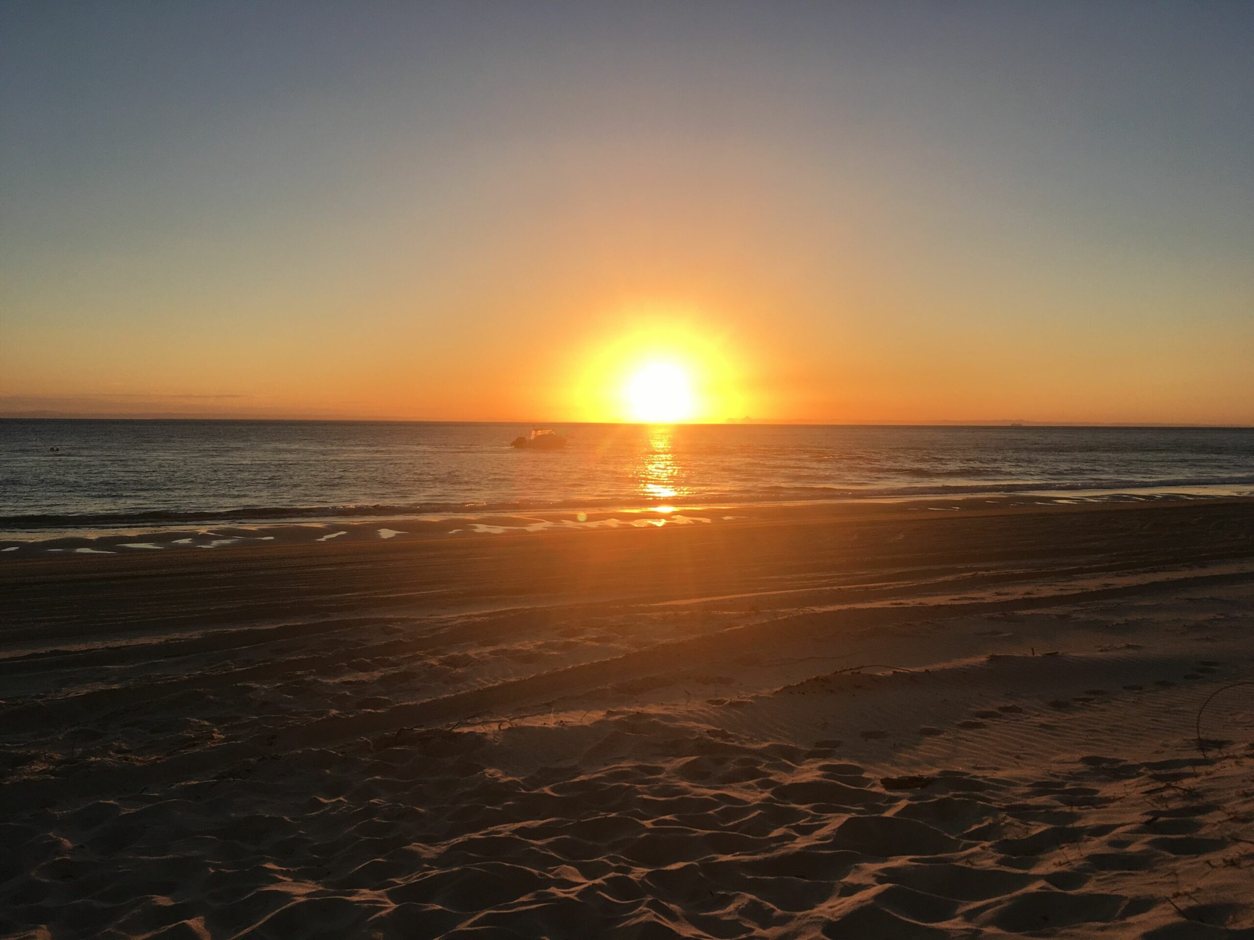 Moreton Island Beach house at Bulwer ‘Mister Barge’<br>