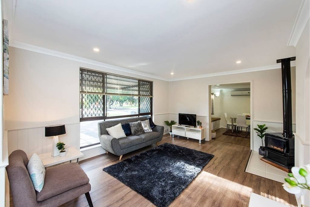 Welcome to our Thornlie Home With a Huge Backyard and Swimming Pool to Enjoy in the Summer