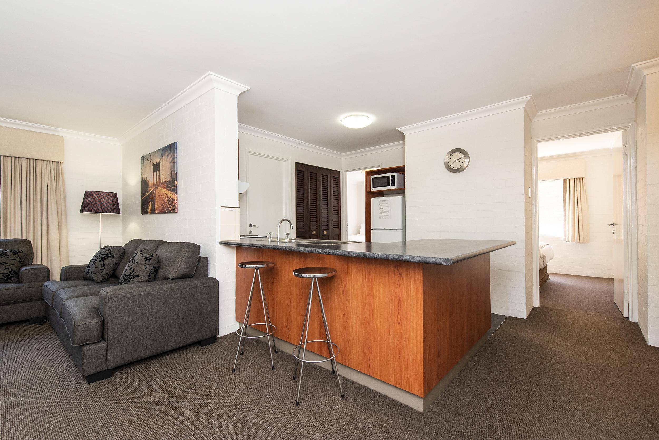 Subiaco Village With Pool, BBQ & spa - Free Parking and Wifi - two Bedroom