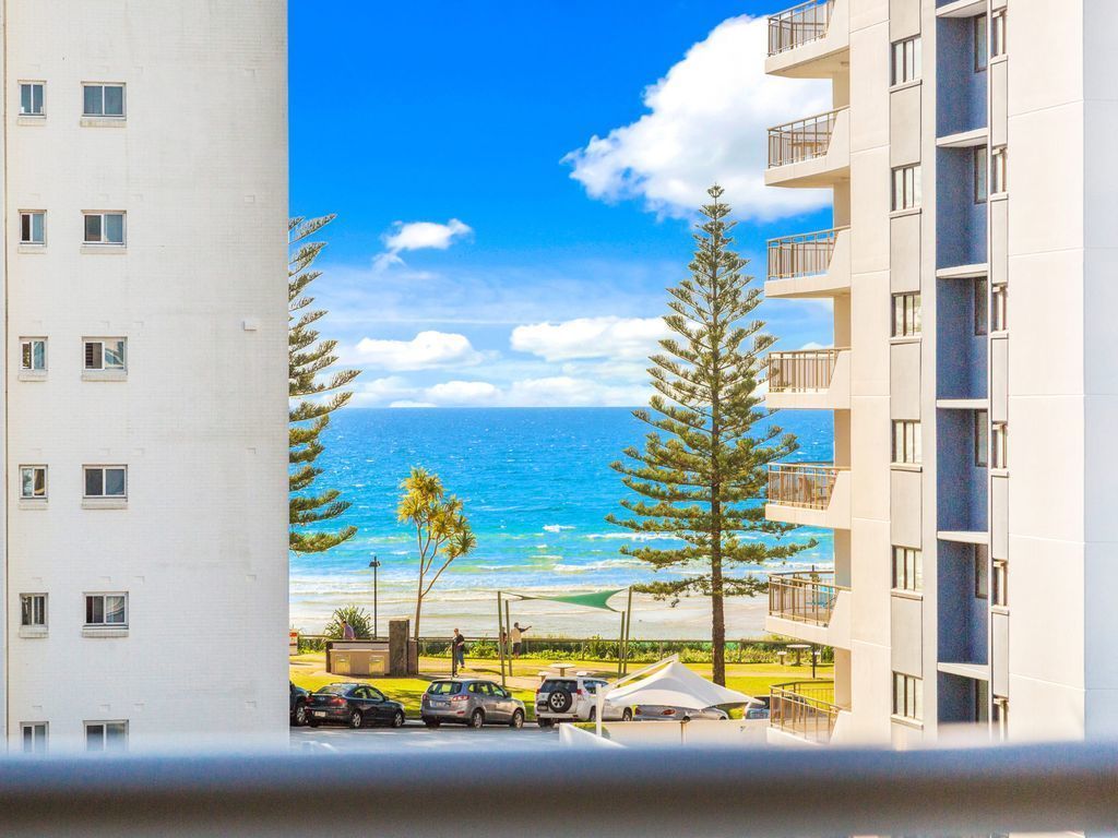 Eden Apartments Unit 501 Modern 2 bedroom apartment easy walk to Greenmount Beach and Rainbow Bay