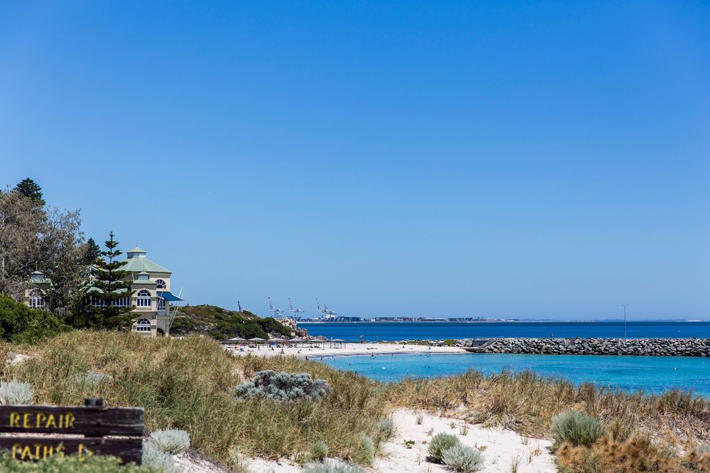 Location! Location! 1 min to Cottesloe Beach