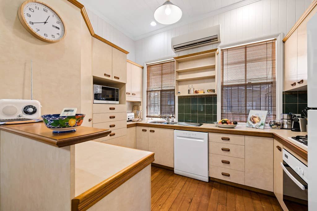 Frangipani House - 3 Bedroom Classic, Large, Comfy Queenslander in East Toowoomba