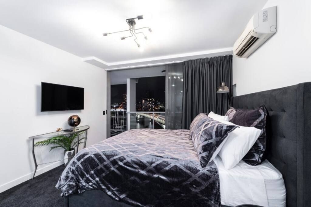 Stylish 3 Bedroom CBD River & City Views Free Spasaunapoolwifinetflix