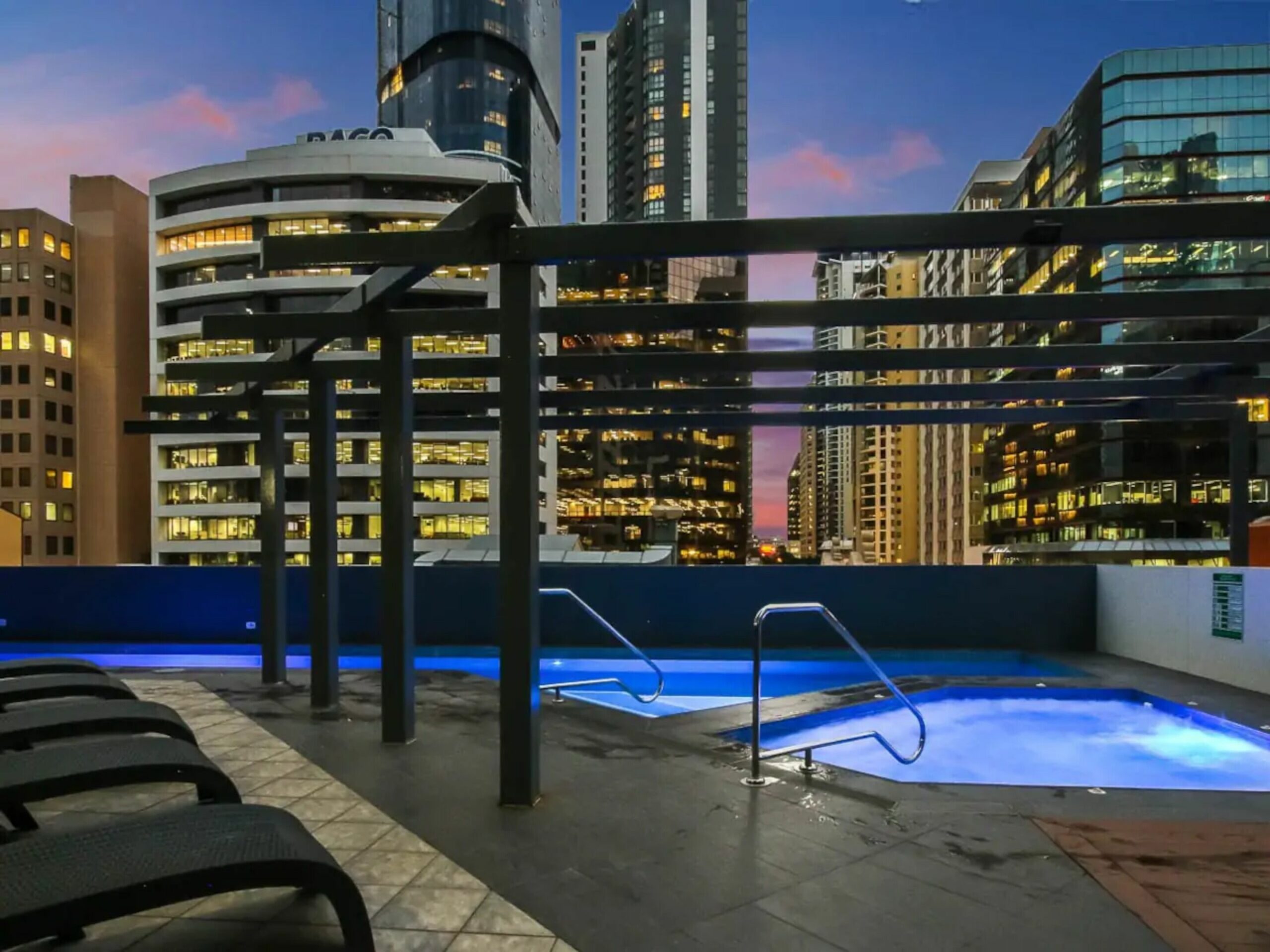 Amazing Brisbane CBD 2 Bedroom Apartment With River Views