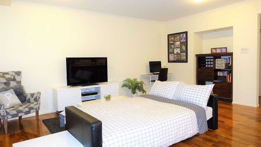 30% long stay discount. Riverfront home close to Bris CBD & amenities