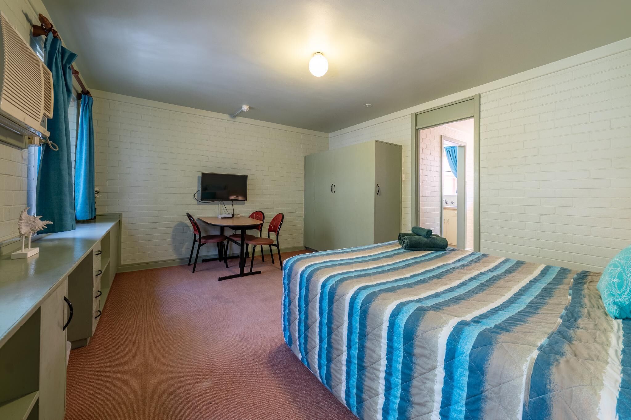 Over Looking the Swan River, This one Bedroom is Centrally Located in the Heart of the City