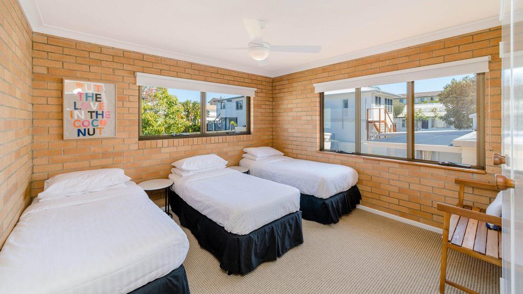 Burleigh Unit 1 Opposite the Beach. Linen and Free Wifi