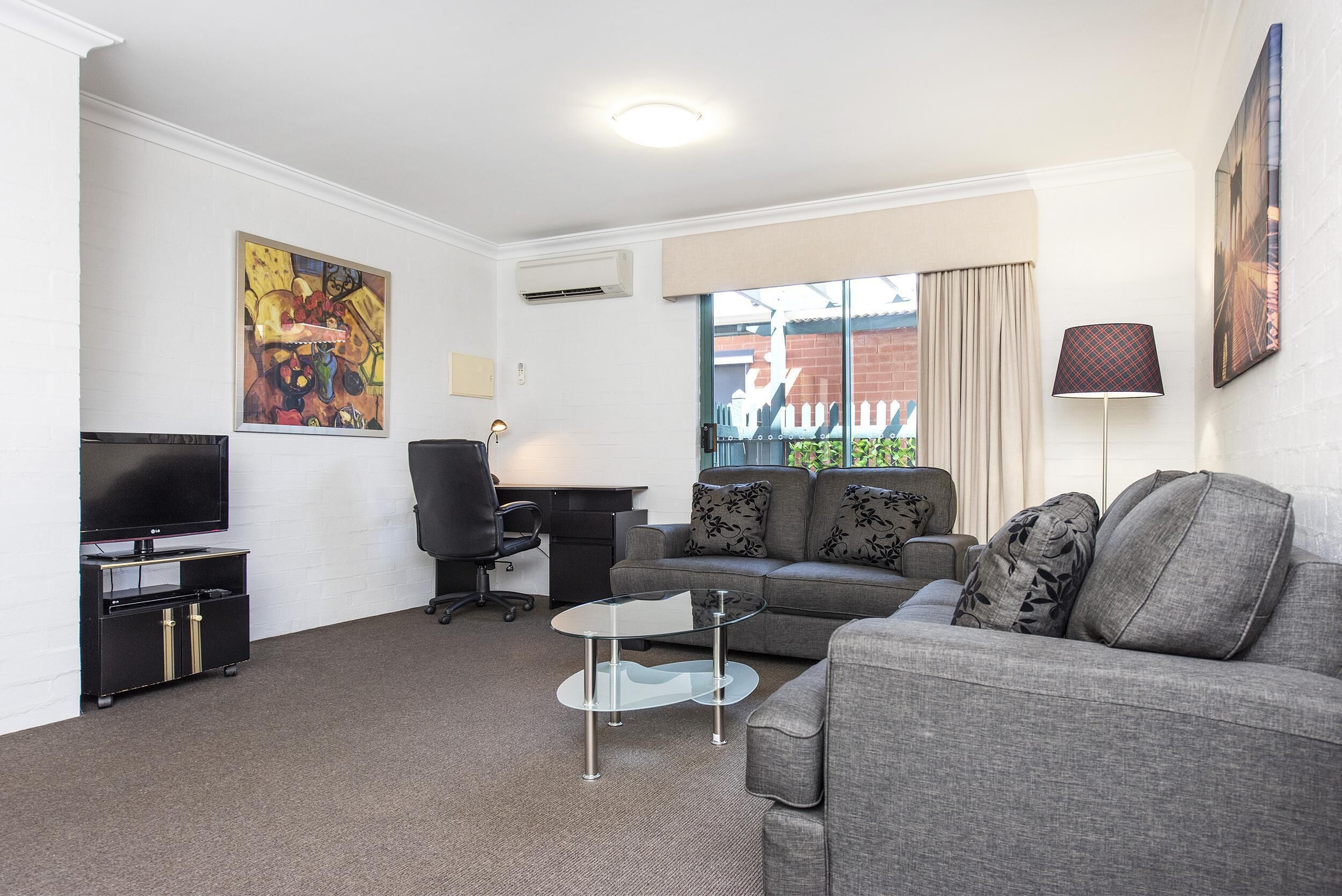 Subiaco Village With Pool, BBQ & spa - Free Parking and Wifi - two Bedroom