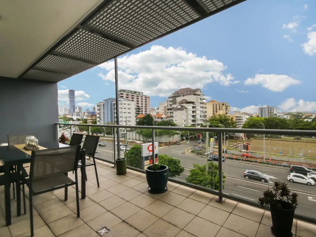 Large 3 Bedroom Apartment with River Views near the Stadium