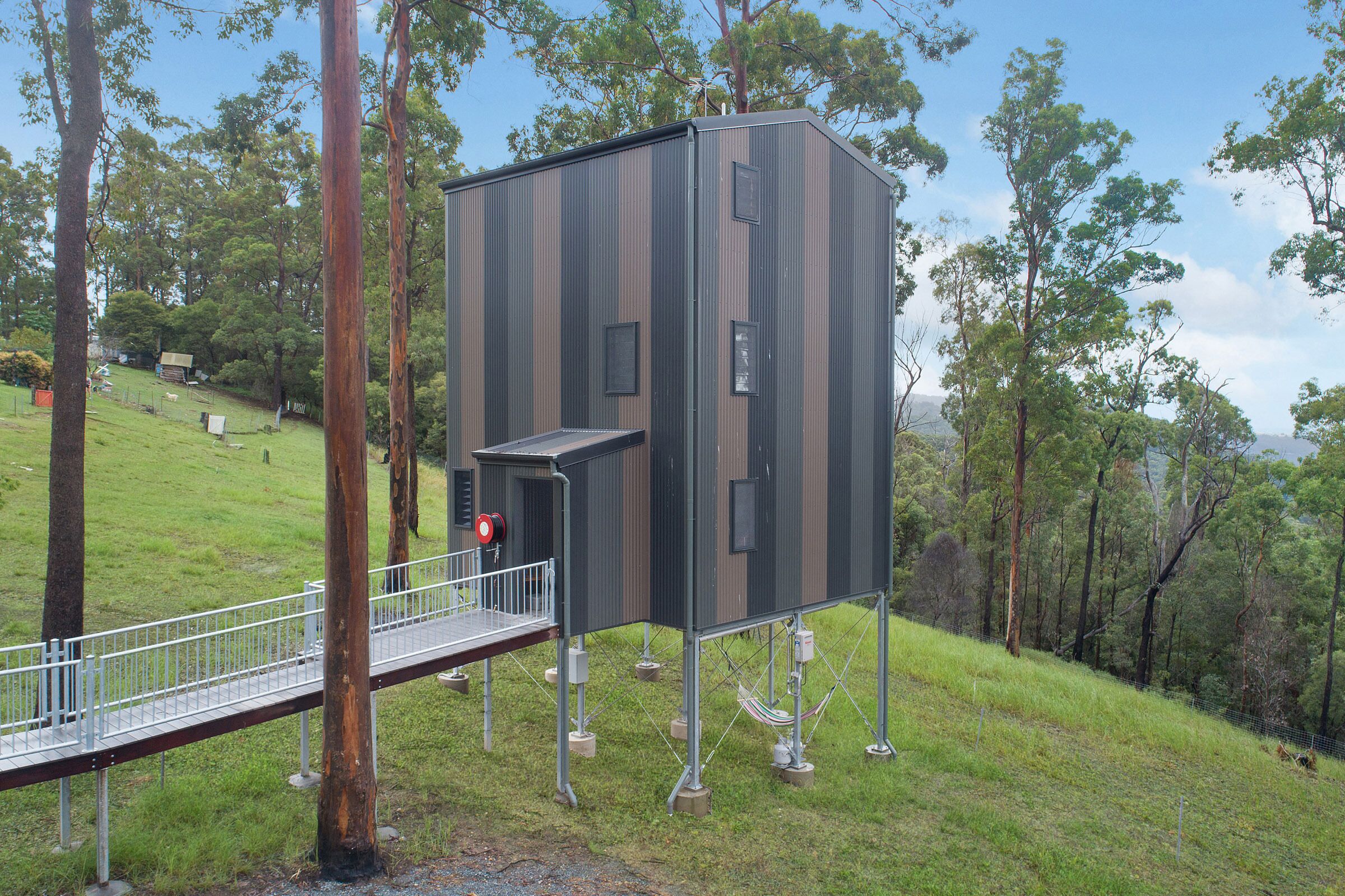 Tree House #1. Private, Stone Bath With Amazing Views to the Gold Coast.3levels