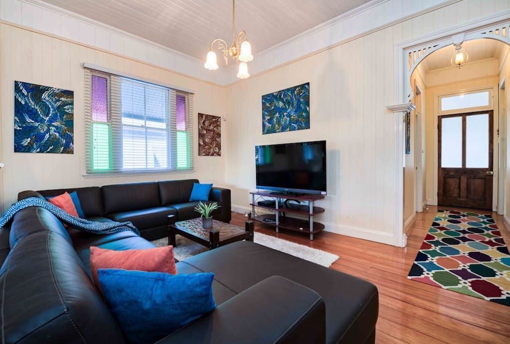 Comfy, Character Qldr ~ 3bed House W/parking ~ Woolloongabba