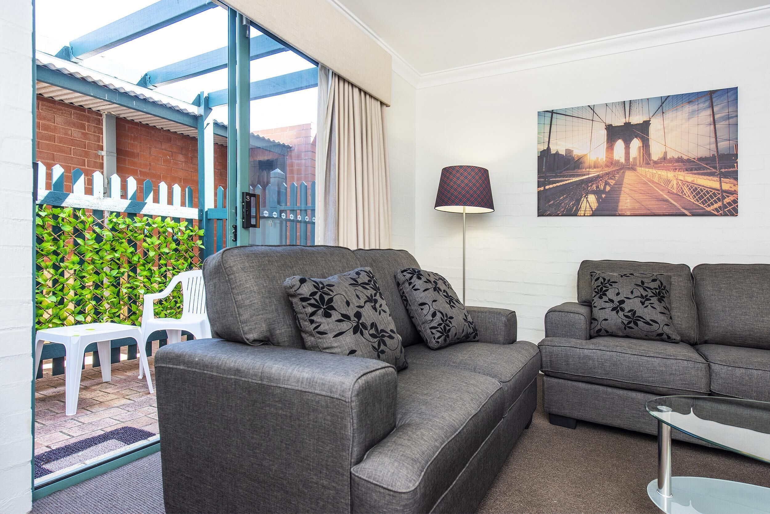 Subiaco Village With Pool, BBQ & spa - Free Parking and Wifi - two Bedroom