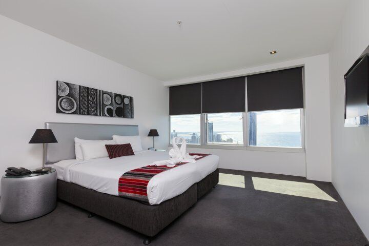 Deluxe Three Bedroom Sub Penthouse Apartment With Spa Bath Level 60+ at Q1